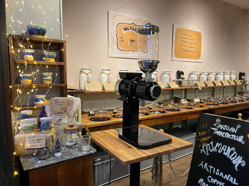 Une vue du coffee shop Valmandin depuis la porte. Les cafés Valmandin fraîchement torréfiés sont visibles sous des coupoles en verre. Les délicieux cafés Valmandin protégé par des coupoles en verre.