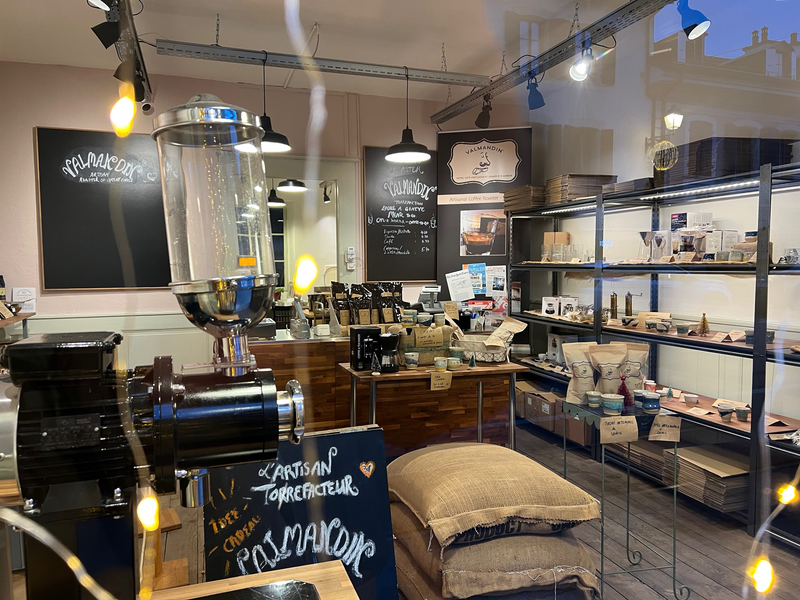 Une autre vue de l'intérieur du magasin Valmandin. Les utensils, les machines à café, les filtres à café et autres sont visibles à droite.