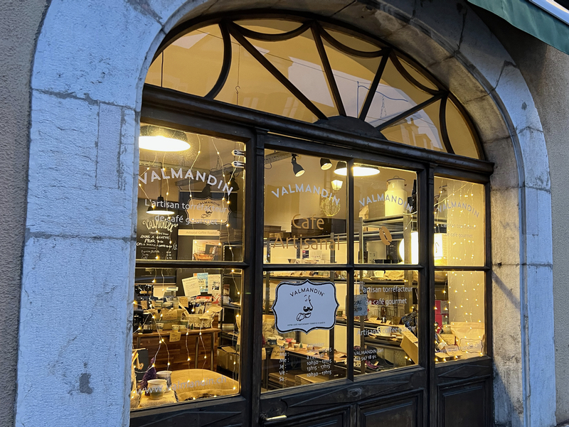Une vue du magasin Valmandin pendant la nuit - coté marchandise.