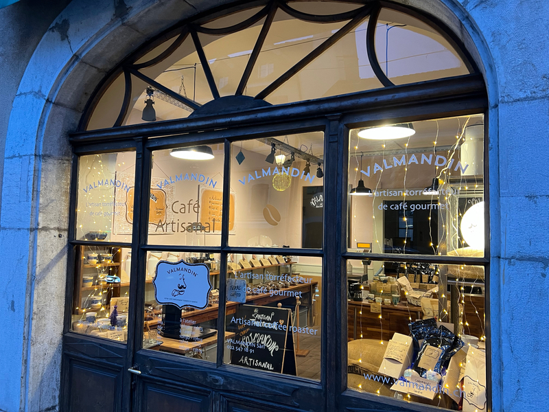 Une vue du magasin Valmandin pendant la nuit - coté café.