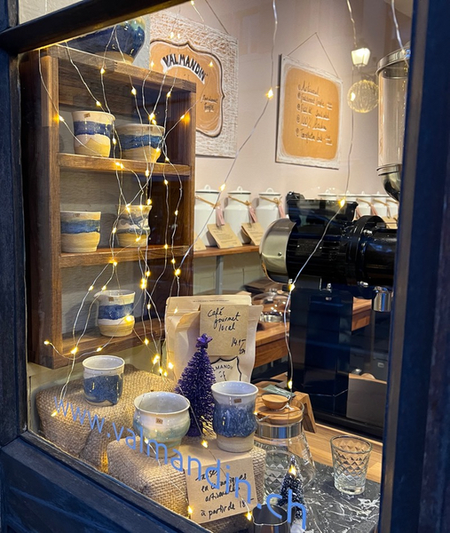 Une vue d'intérieur du coffee shop Valmandin. Les utensils, les machines à café, les filtres à café et autres sont visibles à gauche.